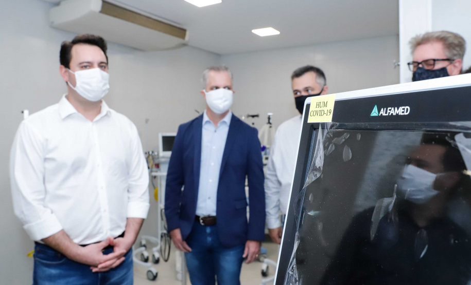 O governador Carlos Massa Ratinho Junior confirmou nesta sexta-feira (24) a contratação de 108 novos leitos para o Hospital Universitário de Maringá. O investimento é de R$ 15,3 milhões, sendo R$ 7,8 milhões para custeio para os próximos seis meses e R$ 7,5 milhões em equipamentos, mobília e insumos médicos.