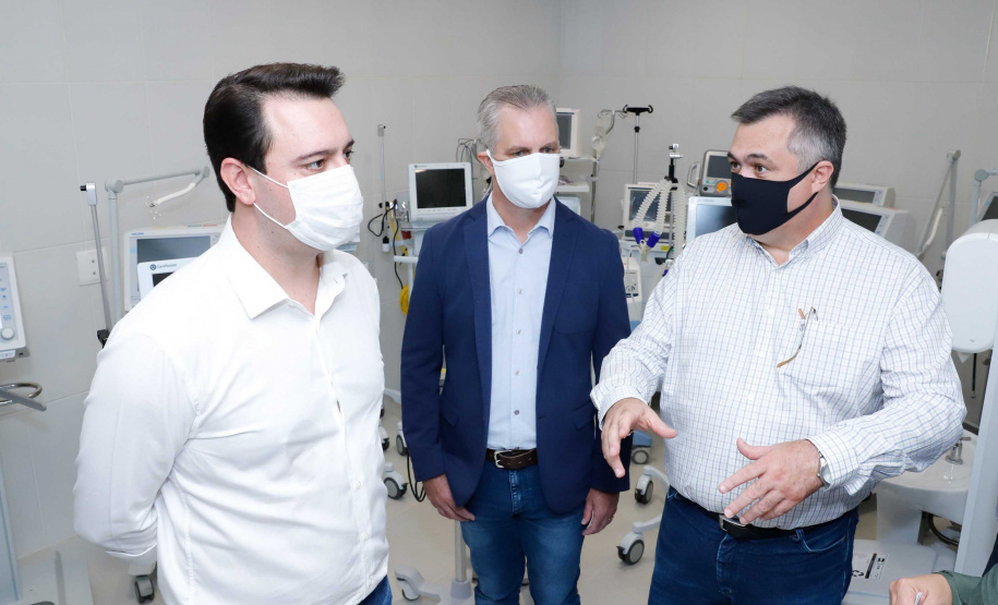 O governador Carlos Massa Ratinho Junior confirmou nesta sexta-feira (24) a contratação de 108 novos leitos para o Hospital Universitário de Maringá. O investimento é de R$ 15,3 milhões, sendo R$ 7,8 milhões para custeio para os próximos seis meses e R$ 7,5 milhões em equipamentos, mobília e insumos médicos.