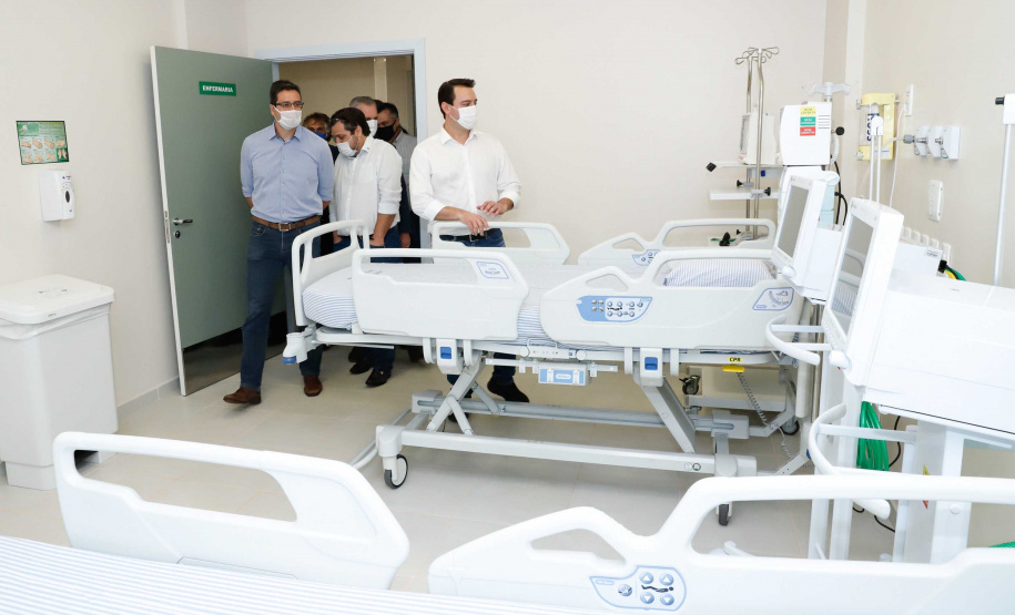 O governador Carlos Massa Ratinho Junior confirmou nesta sexta-feira (24) a contratação de 108 novos leitos para o Hospital Universitário de Maringá. O investimento é de R$ 15,3 milhões, sendo R$ 7,8 milhões para custeio para os próximos seis meses e R$ 7,5 milhões em equipamentos, mobília e insumos médicos.