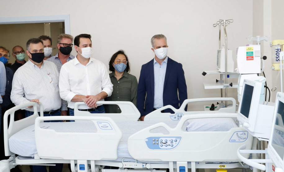 O governador Carlos Massa Ratinho Junior confirmou nesta sexta-feira (24) a contratação de 108 novos leitos para o Hospital Universitário de Maringá. O investimento é de R$ 15,3 milhões, sendo R$ 7,8 milhões para custeio para os próximos seis meses e R$ 7,5 milhões em equipamentos, mobília e insumos médicos.