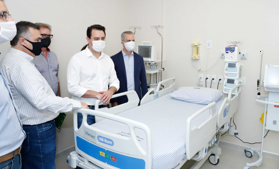 O governador Carlos Massa Ratinho Junior confirmou nesta sexta-feira (24) a contratação de 108 novos leitos para o Hospital Universitário de Maringá. O investimento é de R$ 15,3 milhões, sendo R$ 7,8 milhões para custeio para os próximos seis meses e R$ 7,5 milhões em equipamentos, mobília e insumos médicos.