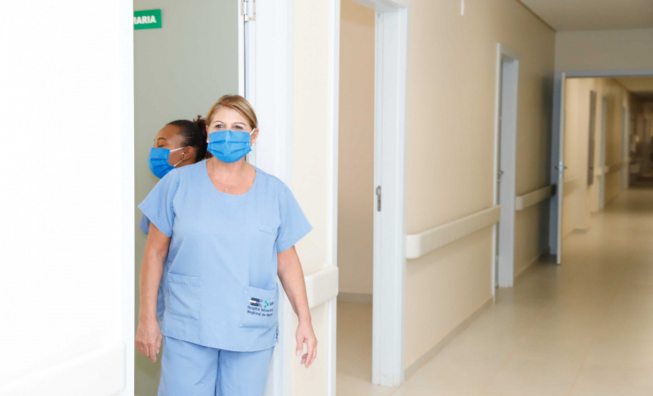 O governador Carlos Massa Ratinho Junior confirmou nesta sexta-feira (24) a contratação de 108 novos leitos para o Hospital Universitário de Maringá. O investimento é de R$ 15,3 milhões, sendo R$ 7,8 milhões para custeio para os próximos seis meses e R$ 7,5 milhões em equipamentos, mobília e insumos médicos.