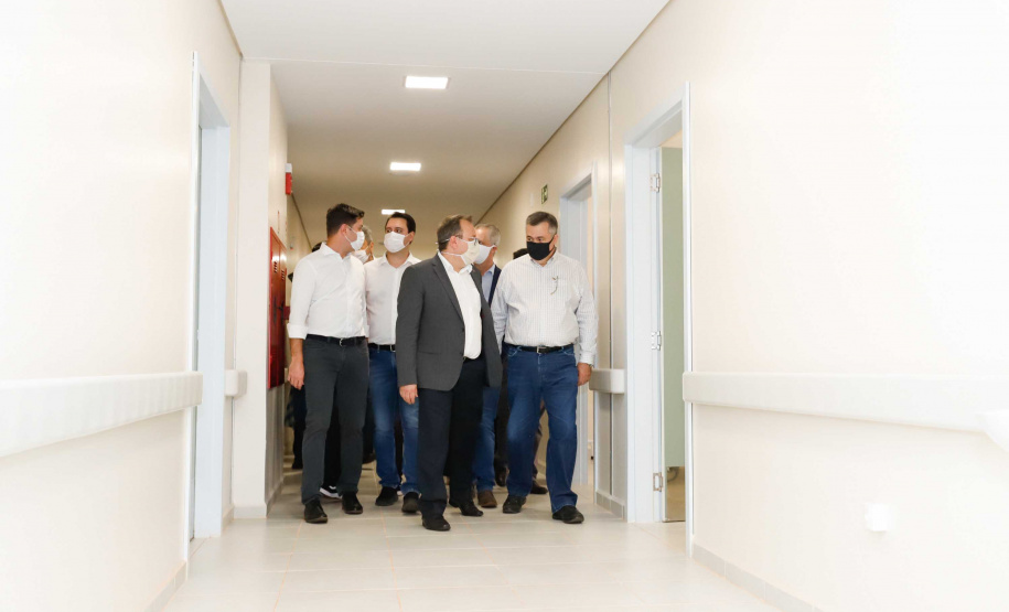 O governador Carlos Massa Ratinho Junior confirmou nesta sexta-feira (24) a contratação de 108 novos leitos para o Hospital Universitário de Maringá. O investimento é de R$ 15,3 milhões, sendo R$ 7,8 milhões para custeio para os próximos seis meses e R$ 7,5 milhões em equipamentos, mobília e insumos médicos.