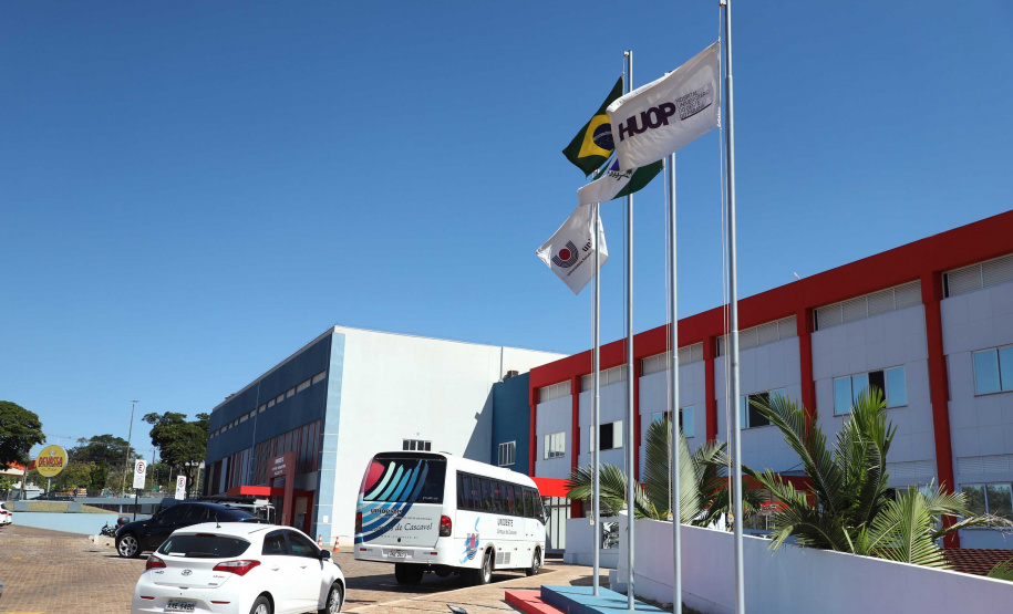 O Hospital Universitário do Oeste do Paraná, em Cascavel, ganha reforço para o atendimento de pacientes com a Covid-19 na região. Passa de 10 para 30 o número de leitos de Unidade de Terapia Intensiva (UTI). Os leitos de enfermaria serão ampliados de 20 para 32. A medida foi confirmada pelo governador Carlos Massa Ratinho Junior, que esteve no HU do Oeste nesta sexta-feira (24) para acompanhar as ações de estruturação para enfrentamento ao novo coronavírus.