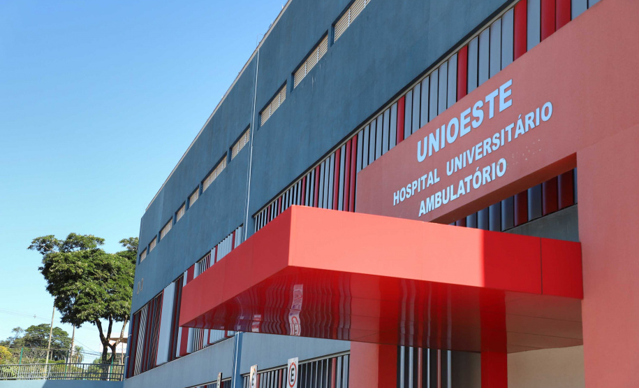 O Hospital Universitário do Oeste do Paraná, em Cascavel, ganha reforço para o atendimento de pacientes com a Covid-19 na região. Passa de 10 para 30 o número de leitos de Unidade de Terapia Intensiva (UTI). Os leitos de enfermaria serão ampliados de 20 para 32. A medida foi confirmada pelo governador Carlos Massa Ratinho Junior, que esteve no HU do Oeste nesta sexta-feira (24) para acompanhar as ações de estruturação para enfrentamento ao novo coronavírus.