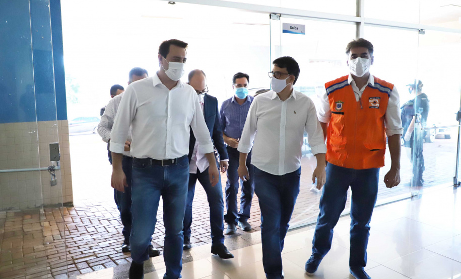 O Hospital Universitário do Oeste do Paraná, em Cascavel, ganha reforço para o atendimento de pacientes com a Covid-19 na região. Passa de 10 para 30 o número de leitos de Unidade de Terapia Intensiva (UTI). Os leitos de enfermaria serão ampliados de 20 para 32. A medida foi confirmada pelo governador Carlos Massa Ratinho Junior, que esteve no HU do Oeste nesta sexta-feira (24) para acompanhar as ações de estruturação para enfrentamento ao novo coronavírus.