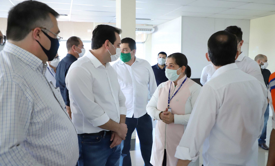 O Hospital Universitário do Oeste do Paraná, em Cascavel, ganha reforço para o atendimento de pacientes com a Covid-19 na região. Passa de 10 para 30 o número de leitos de Unidade de Terapia Intensiva (UTI). Os leitos de enfermaria serão ampliados de 20 para 32. A medida foi confirmada pelo governador Carlos Massa Ratinho Junior, que esteve no HU do Oeste nesta sexta-feira (24) para acompanhar as ações de estruturação para enfrentamento ao novo coronavírus.