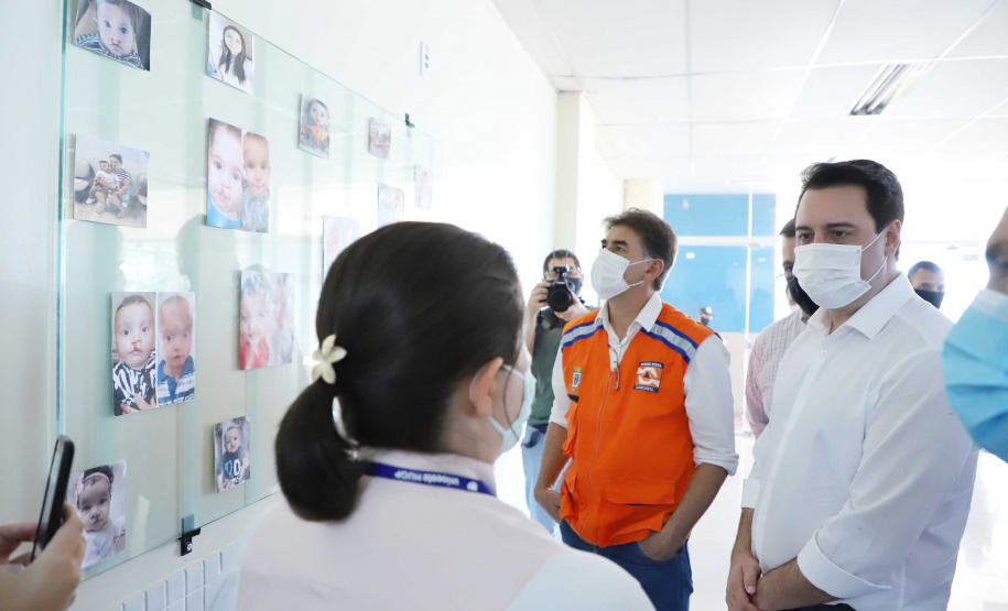 O Hospital Universitário do Oeste do Paraná, em Cascavel, ganha reforço para o atendimento de pacientes com a Covid-19 na região. Passa de 10 para 30 o número de leitos de Unidade de Terapia Intensiva (UTI). Os leitos de enfermaria serão ampliados de 20 para 32. A medida foi confirmada pelo governador Carlos Massa Ratinho Junior, que esteve no HU do Oeste nesta sexta-feira (24) para acompanhar as ações de estruturação para enfrentamento ao novo coronavírus.