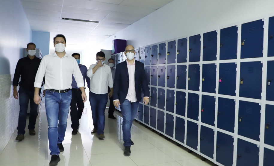 O Hospital Universitário do Oeste do Paraná, em Cascavel, ganha reforço para o atendimento de pacientes com a Covid-19 na região. Passa de 10 para 30 o número de leitos de Unidade de Terapia Intensiva (UTI). Os leitos de enfermaria serão ampliados de 20 para 32. A medida foi confirmada pelo governador Carlos Massa Ratinho Junior, que esteve no HU do Oeste nesta sexta-feira (24) para acompanhar as ações de estruturação para enfrentamento ao novo coronavírus.