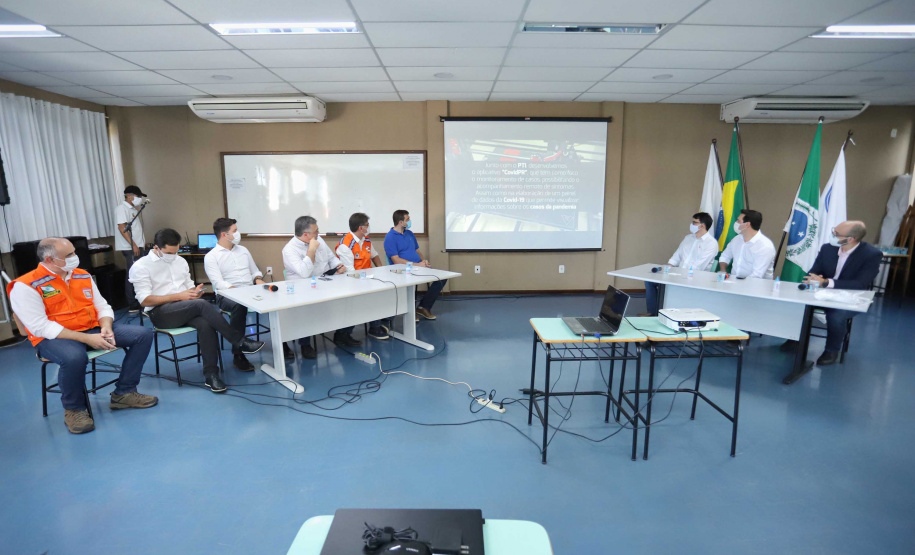 O Hospital Universitário do Oeste do Paraná, em Cascavel, ganha reforço para o atendimento de pacientes com a Covid-19 na região. Passa de 10 para 30 o número de leitos de Unidade de Terapia Intensiva (UTI). Os leitos de enfermaria serão ampliados de 20 para 32. A medida foi confirmada pelo governador Carlos Massa Ratinho Junior, que esteve no HU do Oeste nesta sexta-feira (24) para acompanhar as ações de estruturação para enfrentamento ao novo coronavírus.