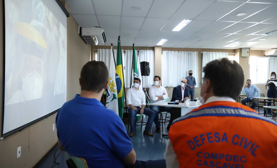 O Hospital Universitário do Oeste do Paraná, em Cascavel, ganha reforço para o atendimento de pacientes com a Covid-19 na região. Passa de 10 para 30 o número de leitos de Unidade de Terapia Intensiva (UTI). Os leitos de enfermaria serão ampliados de 20 para 32. A medida foi confirmada pelo governador Carlos Massa Ratinho Junior, que esteve no HU do Oeste nesta sexta-feira (24) para acompanhar as ações de estruturação para enfrentamento ao novo coronavírus.