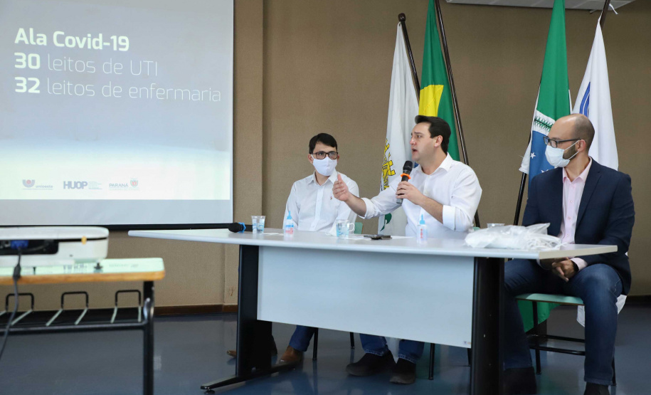 O Hospital Universitário do Oeste do Paraná, em Cascavel, ganha reforço para o atendimento de pacientes com a Covid-19 na região. Passa de 10 para 30 o número de leitos de Unidade de Terapia Intensiva (UTI). Os leitos de enfermaria serão ampliados de 20 para 32. A medida foi confirmada pelo governador Carlos Massa Ratinho Junior, que esteve no HU do Oeste nesta sexta-feira (24) para acompanhar as ações de estruturação para enfrentamento ao novo coronavírus.
