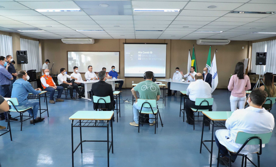 O Hospital Universitário do Oeste do Paraná, em Cascavel, ganha reforço para o atendimento de pacientes com a Covid-19 na região. Passa de 10 para 30 o número de leitos de Unidade de Terapia Intensiva (UTI). Os leitos de enfermaria serão ampliados de 20 para 32. A medida foi confirmada pelo governador Carlos Massa Ratinho Junior, que esteve no HU do Oeste nesta sexta-feira (24) para acompanhar as ações de estruturação para enfrentamento ao novo coronavírus.