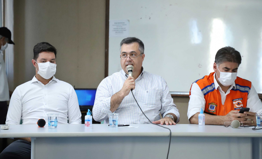 O Hospital Universitário do Oeste do Paraná, em Cascavel, ganha reforço para o atendimento de pacientes com a Covid-19 na região. Passa de 10 para 30 o número de leitos de Unidade de Terapia Intensiva (UTI). Os leitos de enfermaria serão ampliados de 20 para 32. A medida foi confirmada pelo governador Carlos Massa Ratinho Junior, que esteve no HU do Oeste nesta sexta-feira (24) para acompanhar as ações de estruturação para enfrentamento ao novo coronavírus.