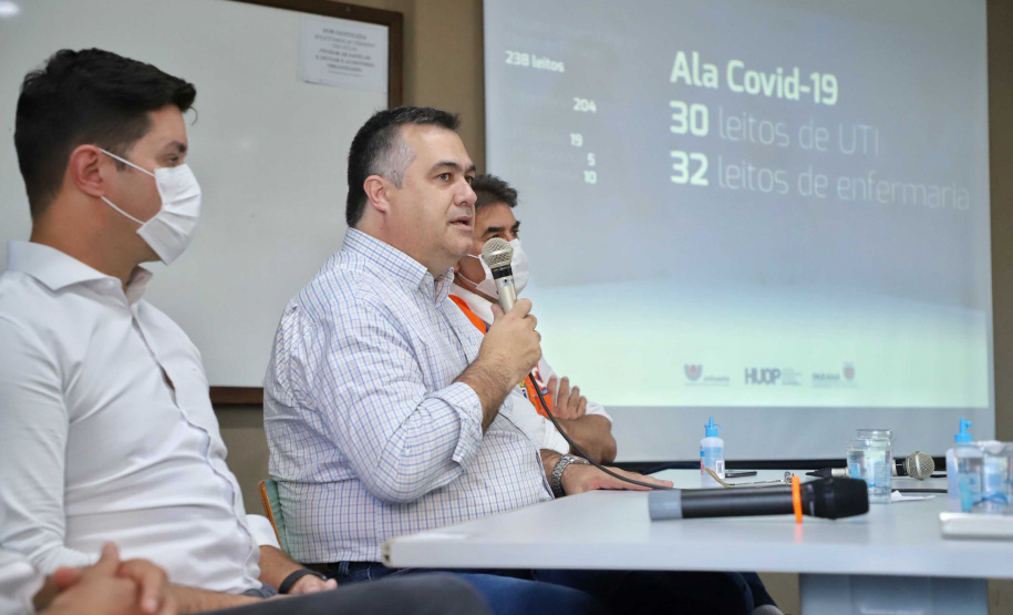 O Hospital Universitário do Oeste do Paraná, em Cascavel, ganha reforço para o atendimento de pacientes com a Covid-19 na região. Passa de 10 para 30 o número de leitos de Unidade de Terapia Intensiva (UTI). Os leitos de enfermaria serão ampliados de 20 para 32. A medida foi confirmada pelo governador Carlos Massa Ratinho Junior, que esteve no HU do Oeste nesta sexta-feira (24) para acompanhar as ações de estruturação para enfrentamento ao novo coronavírus.