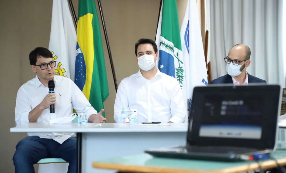 O Hospital Universitário do Oeste do Paraná, em Cascavel, ganha reforço para o atendimento de pacientes com a Covid-19 na região. Passa de 10 para 30 o número de leitos de Unidade de Terapia Intensiva (UTI). Os leitos de enfermaria serão ampliados de 20 para 32. A medida foi confirmada pelo governador Carlos Massa Ratinho Junior, que esteve no HU do Oeste nesta sexta-feira (24) para acompanhar as ações de estruturação para enfrentamento ao novo coronavírus.