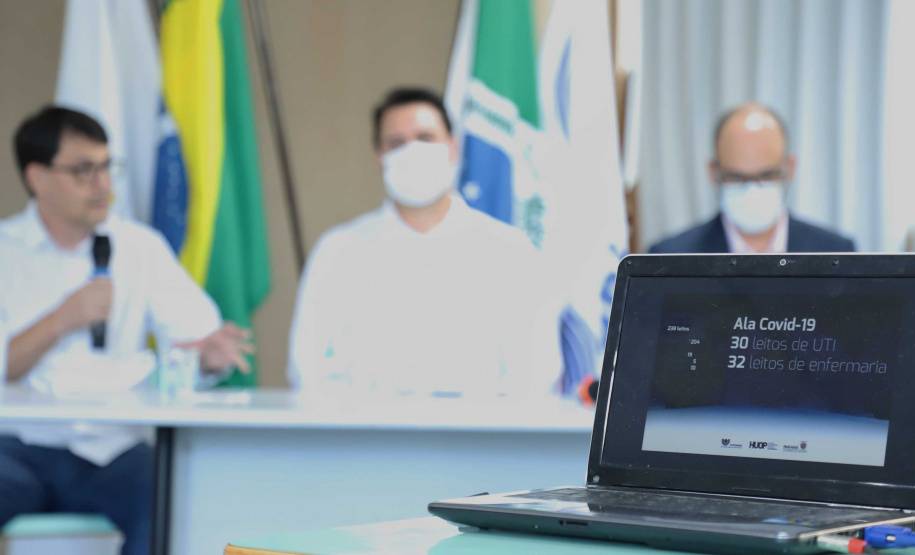 O Hospital Universitário do Oeste do Paraná, em Cascavel, ganha reforço para o atendimento de pacientes com a Covid-19 na região. Passa de 10 para 30 o número de leitos de Unidade de Terapia Intensiva (UTI). Os leitos de enfermaria serão ampliados de 20 para 32. A medida foi confirmada pelo governador Carlos Massa Ratinho Junior, que esteve no HU do Oeste nesta sexta-feira (24) para acompanhar as ações de estruturação para enfrentamento ao novo coronavírus.