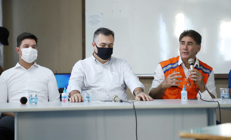 O Hospital Universitário do Oeste do Paraná, em Cascavel, ganha reforço para o atendimento de pacientes com a Covid-19 na região. Passa de 10 para 30 o número de leitos de Unidade de Terapia Intensiva (UTI). Os leitos de enfermaria serão ampliados de 20 para 32. A medida foi confirmada pelo governador Carlos Massa Ratinho Junior, que esteve no HU do Oeste nesta sexta-feira (24) para acompanhar as ações de estruturação para enfrentamento ao novo coronavírus.