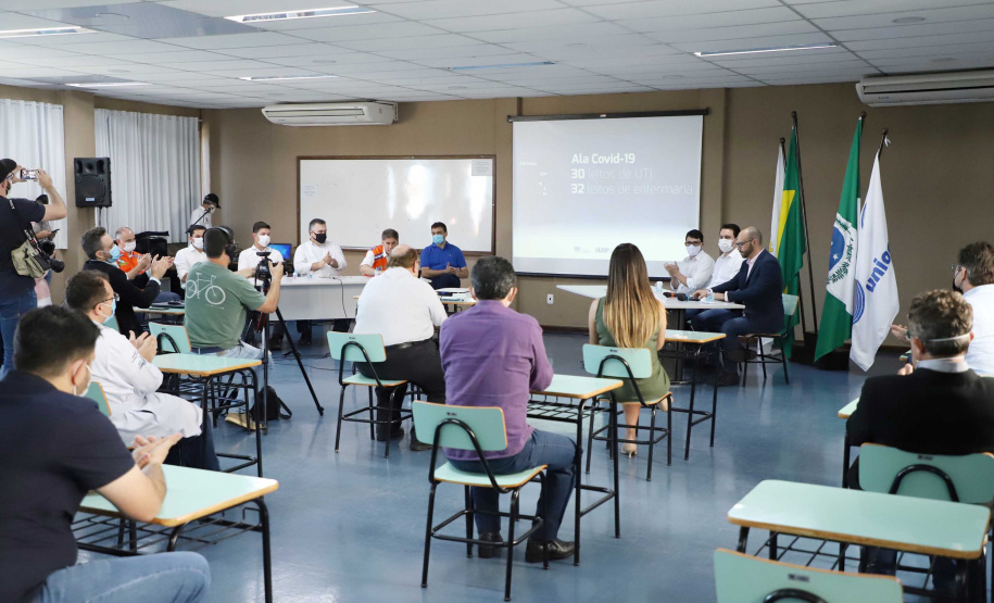 O Hospital Universitário do Oeste do Paraná, em Cascavel, ganha reforço para o atendimento de pacientes com a Covid-19 na região. Passa de 10 para 30 o número de leitos de Unidade de Terapia Intensiva (UTI). Os leitos de enfermaria serão ampliados de 20 para 32. A medida foi confirmada pelo governador Carlos Massa Ratinho Junior, que esteve no HU do Oeste nesta sexta-feira (24) para acompanhar as ações de estruturação para enfrentamento ao novo coronavírus.