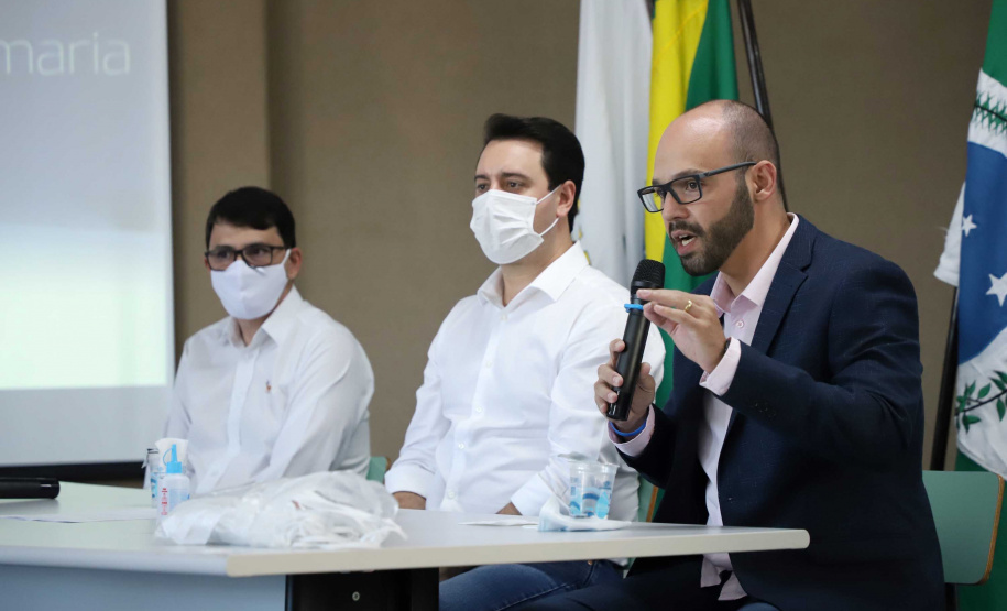 O Hospital Universitário do Oeste do Paraná, em Cascavel, ganha reforço para o atendimento de pacientes com a Covid-19 na região. Passa de 10 para 30 o número de leitos de Unidade de Terapia Intensiva (UTI). Os leitos de enfermaria serão ampliados de 20 para 32. A medida foi confirmada pelo governador Carlos Massa Ratinho Junior, que esteve no HU do Oeste nesta sexta-feira (24) para acompanhar as ações de estruturação para enfrentamento ao novo coronavírus.