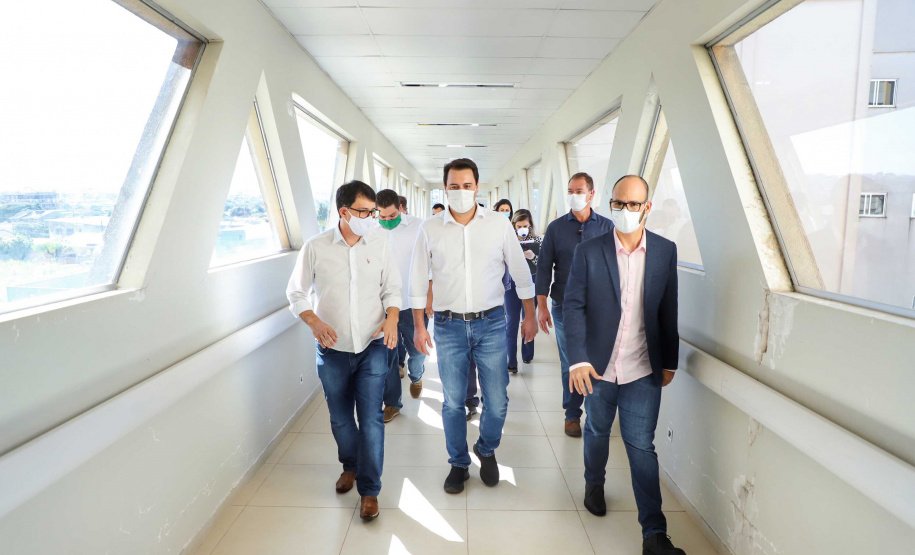 O Hospital Universitário do Oeste do Paraná, em Cascavel, ganha reforço para o atendimento de pacientes com a Covid-19 na região. Passa de 10 para 30 o número de leitos de Unidade de Terapia Intensiva (UTI). Os leitos de enfermaria serão ampliados de 20 para 32. A medida foi confirmada pelo governador Carlos Massa Ratinho Junior, que esteve no HU do Oeste nesta sexta-feira (24) para acompanhar as ações de estruturação para enfrentamento ao novo coronavírus.