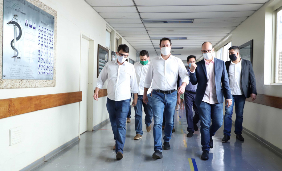 O Hospital Universitário do Oeste do Paraná, em Cascavel, ganha reforço para o atendimento de pacientes com a Covid-19 na região. Passa de 10 para 30 o número de leitos de Unidade de Terapia Intensiva (UTI). Os leitos de enfermaria serão ampliados de 20 para 32. A medida foi confirmada pelo governador Carlos Massa Ratinho Junior, que esteve no HU do Oeste nesta sexta-feira (24) para acompanhar as ações de estruturação para enfrentamento ao novo coronavírus.