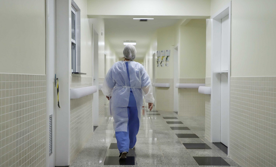 O Hospital Universitário do Oeste do Paraná, em Cascavel, ganha reforço para o atendimento de pacientes com a Covid-19 na região. Passa de 10 para 30 o número de leitos de Unidade de Terapia Intensiva (UTI). Os leitos de enfermaria serão ampliados de 20 para 32. A medida foi confirmada pelo governador Carlos Massa Ratinho Junior, que esteve no HU do Oeste nesta sexta-feira (24) para acompanhar as ações de estruturação para enfrentamento ao novo coronavírus.