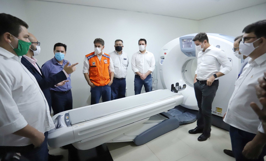 O Hospital Universitário do Oeste do Paraná, em Cascavel, ganha reforço para o atendimento de pacientes com a Covid-19 na região. Passa de 10 para 30 o número de leitos de Unidade de Terapia Intensiva (UTI). Os leitos de enfermaria serão ampliados de 20 para 32. A medida foi confirmada pelo governador Carlos Massa Ratinho Junior, que esteve no HU do Oeste nesta sexta-feira (24) para acompanhar as ações de estruturação para enfrentamento ao novo coronavírus.