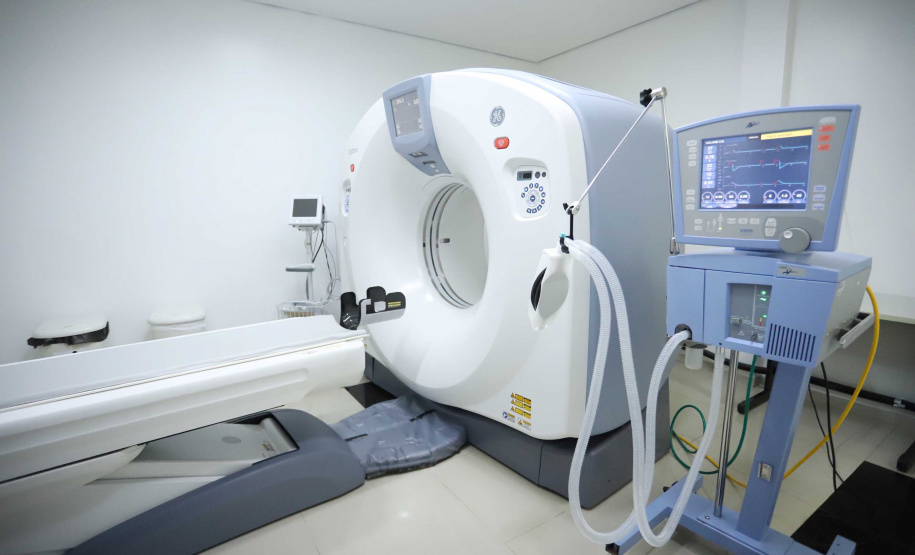 O Hospital Universitário do Oeste do Paraná, em Cascavel, ganha reforço para o atendimento de pacientes com a Covid-19 na região. Passa de 10 para 30 o número de leitos de Unidade de Terapia Intensiva (UTI). Os leitos de enfermaria serão ampliados de 20 para 32. A medida foi confirmada pelo governador Carlos Massa Ratinho Junior, que esteve no HU do Oeste nesta sexta-feira (24) para acompanhar as ações de estruturação para enfrentamento ao novo coronavírus.