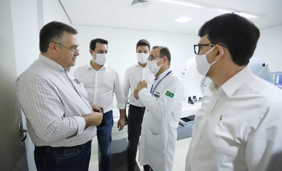 O Hospital Universitário do Oeste do Paraná, em Cascavel, ganha reforço para o atendimento de pacientes com a Covid-19 na região. Passa de 10 para 30 o número de leitos de Unidade de Terapia Intensiva (UTI). Os leitos de enfermaria serão ampliados de 20 para 32. A medida foi confirmada pelo governador Carlos Massa Ratinho Junior, que esteve no HU do Oeste nesta sexta-feira (24) para acompanhar as ações de estruturação para enfrentamento ao novo coronavírus.