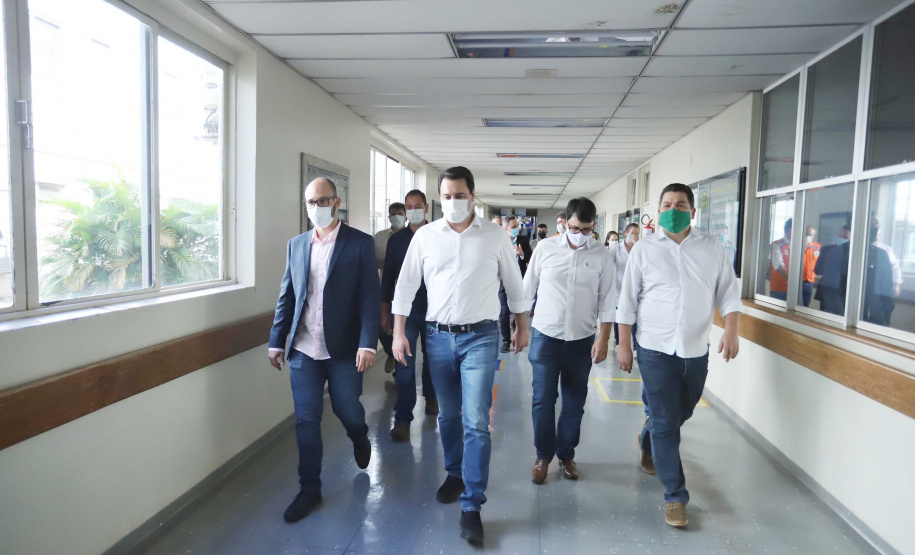 O Hospital Universitário do Oeste do Paraná, em Cascavel, ganha reforço para o atendimento de pacientes com a Covid-19 na região. Passa de 10 para 30 o número de leitos de Unidade de Terapia Intensiva (UTI). Os leitos de enfermaria serão ampliados de 20 para 32. A medida foi confirmada pelo governador Carlos Massa Ratinho Junior, que esteve no HU do Oeste nesta sexta-feira (24) para acompanhar as ações de estruturação para enfrentamento ao novo coronavírus.