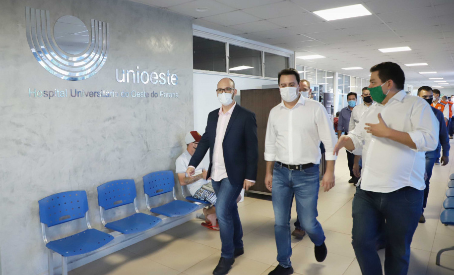 O Hospital Universitário do Oeste do Paraná, em Cascavel, ganha reforço para o atendimento de pacientes com a Covid-19 na região. Passa de 10 para 30 o número de leitos de Unidade de Terapia Intensiva (UTI). Os leitos de enfermaria serão ampliados de 20 para 32. A medida foi confirmada pelo governador Carlos Massa Ratinho Junior, que esteve no HU do Oeste nesta sexta-feira (24) para acompanhar as ações de estruturação para enfrentamento ao novo coronavírus.