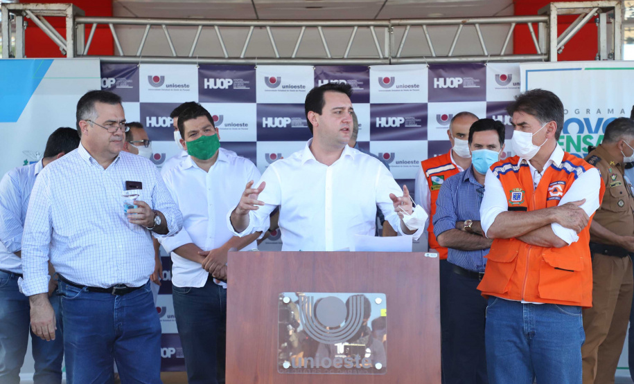 O Hospital Universitário do Oeste do Paraná, em Cascavel, ganha reforço para o atendimento de pacientes com a Covid-19 na região. Passa de 10 para 30 o número de leitos de Unidade de Terapia Intensiva (UTI). Os leitos de enfermaria serão ampliados de 20 para 32. A medida foi confirmada pelo governador Carlos Massa Ratinho Junior, que esteve no HU do Oeste nesta sexta-feira (24) para acompanhar as ações de estruturação para enfrentamento ao novo coronavírus.