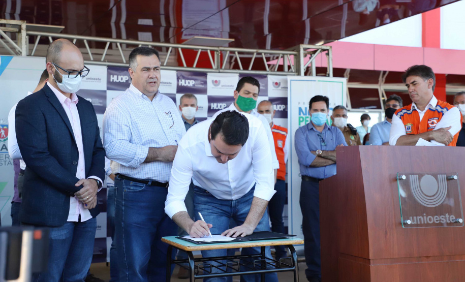 O Hospital Universitário do Oeste do Paraná, em Cascavel, ganha reforço para o atendimento de pacientes com a Covid-19 na região. Passa de 10 para 30 o número de leitos de Unidade de Terapia Intensiva (UTI). Os leitos de enfermaria serão ampliados de 20 para 32. A medida foi confirmada pelo governador Carlos Massa Ratinho Junior, que esteve no HU do Oeste nesta sexta-feira (24) para acompanhar as ações de estruturação para enfrentamento ao novo coronavírus.