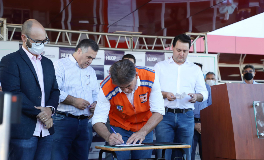 O Hospital Universitário do Oeste do Paraná, em Cascavel, ganha reforço para o atendimento de pacientes com a Covid-19 na região. Passa de 10 para 30 o número de leitos de Unidade de Terapia Intensiva (UTI). Os leitos de enfermaria serão ampliados de 20 para 32. A medida foi confirmada pelo governador Carlos Massa Ratinho Junior, que esteve no HU do Oeste nesta sexta-feira (24) para acompanhar as ações de estruturação para enfrentamento ao novo coronavírus.