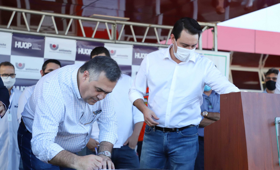 O Hospital Universitário do Oeste do Paraná, em Cascavel, ganha reforço para o atendimento de pacientes com a Covid-19 na região. Passa de 10 para 30 o número de leitos de Unidade de Terapia Intensiva (UTI). Os leitos de enfermaria serão ampliados de 20 para 32. A medida foi confirmada pelo governador Carlos Massa Ratinho Junior, que esteve no HU do Oeste nesta sexta-feira (24) para acompanhar as ações de estruturação para enfrentamento ao novo coronavírus.