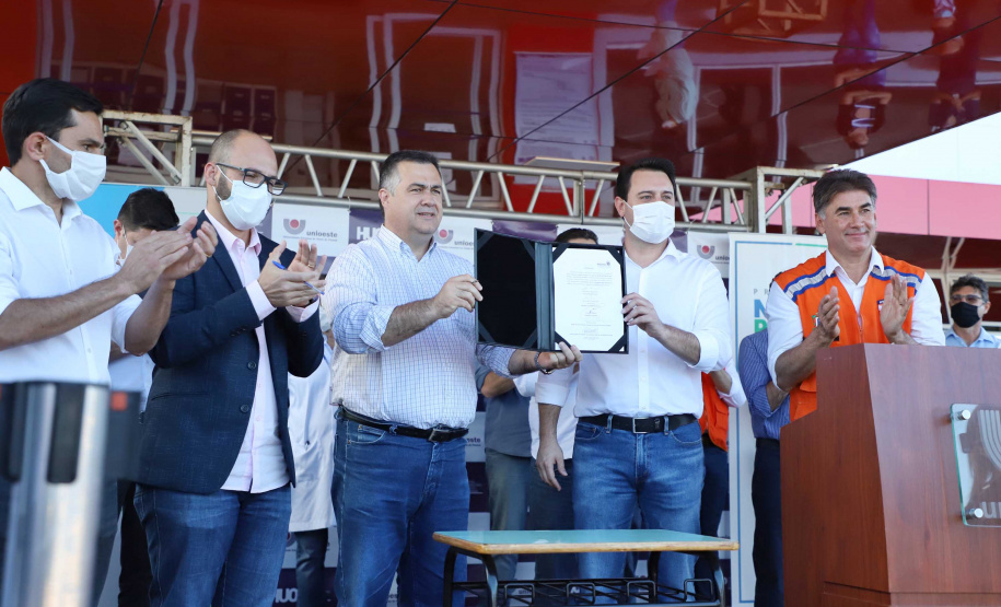 O Hospital Universitário do Oeste do Paraná, em Cascavel, ganha reforço para o atendimento de pacientes com a Covid-19 na região. Passa de 10 para 30 o número de leitos de Unidade de Terapia Intensiva (UTI). Os leitos de enfermaria serão ampliados de 20 para 32. A medida foi confirmada pelo governador Carlos Massa Ratinho Junior, que esteve no HU do Oeste nesta sexta-feira (24) para acompanhar as ações de estruturação para enfrentamento ao novo coronavírus.