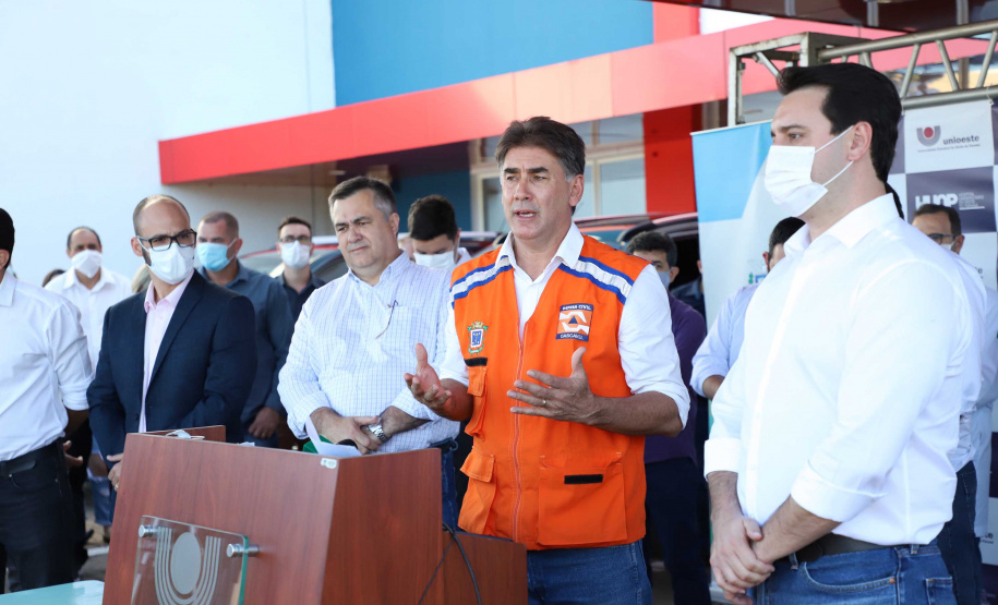 O Hospital Universitário do Oeste do Paraná, em Cascavel, ganha reforço para o atendimento de pacientes com a Covid-19 na região. Passa de 10 para 30 o número de leitos de Unidade de Terapia Intensiva (UTI). Os leitos de enfermaria serão ampliados de 20 para 32. A medida foi confirmada pelo governador Carlos Massa Ratinho Junior, que esteve no HU do Oeste nesta sexta-feira (24) para acompanhar as ações de estruturação para enfrentamento ao novo coronavírus.