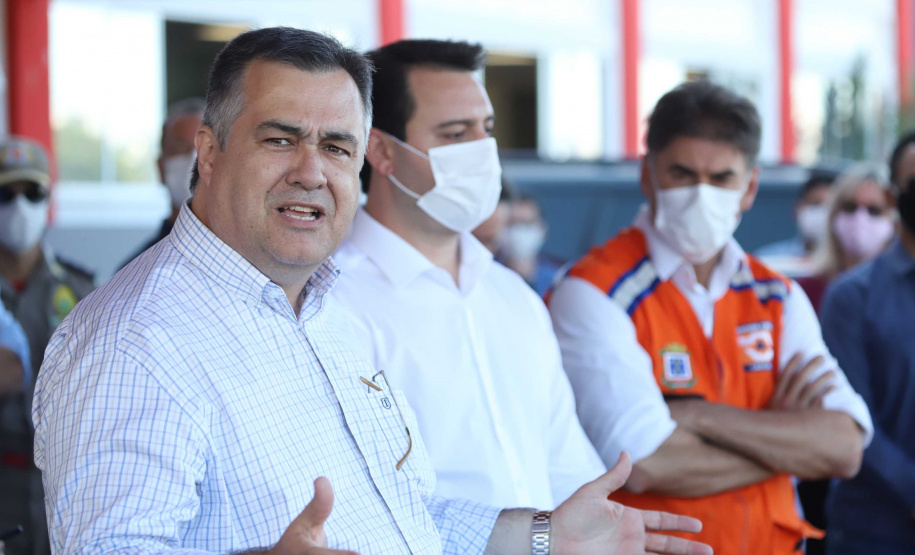 O Hospital Universitário do Oeste do Paraná, em Cascavel, ganha reforço para o atendimento de pacientes com a Covid-19 na região. Passa de 10 para 30 o número de leitos de Unidade de Terapia Intensiva (UTI). Os leitos de enfermaria serão ampliados de 20 para 32. A medida foi confirmada pelo governador Carlos Massa Ratinho Junior, que esteve no HU do Oeste nesta sexta-feira (24) para acompanhar as ações de estruturação para enfrentamento ao novo coronavírus.