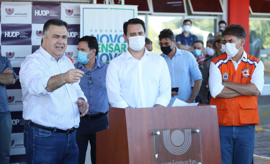 O Hospital Universitário do Oeste do Paraná, em Cascavel, ganha reforço para o atendimento de pacientes com a Covid-19 na região. Passa de 10 para 30 o número de leitos de Unidade de Terapia Intensiva (UTI). Os leitos de enfermaria serão ampliados de 20 para 32. A medida foi confirmada pelo governador Carlos Massa Ratinho Junior, que esteve no HU do Oeste nesta sexta-feira (24) para acompanhar as ações de estruturação para enfrentamento ao novo coronavírus.