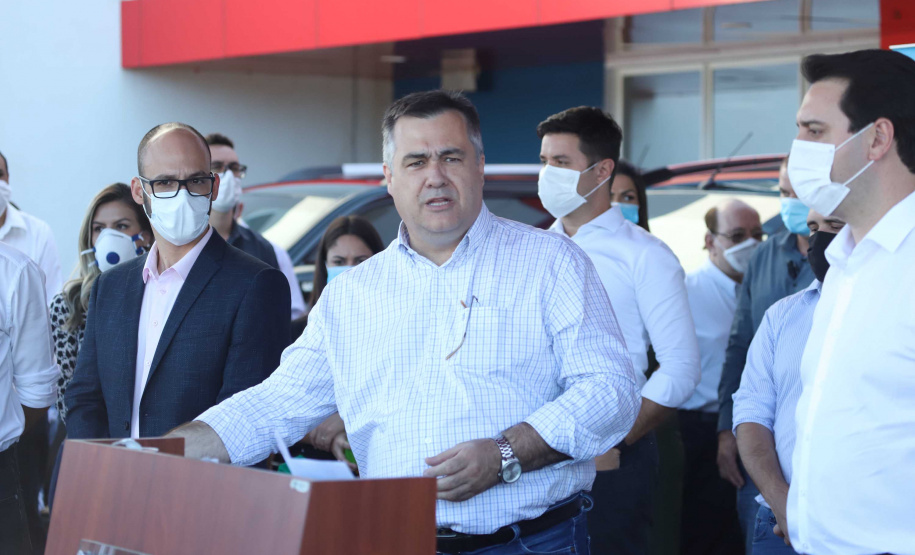 O Hospital Universitário do Oeste do Paraná, em Cascavel, ganha reforço para o atendimento de pacientes com a Covid-19 na região. Passa de 10 para 30 o número de leitos de Unidade de Terapia Intensiva (UTI). Os leitos de enfermaria serão ampliados de 20 para 32. A medida foi confirmada pelo governador Carlos Massa Ratinho Junior, que esteve no HU do Oeste nesta sexta-feira (24) para acompanhar as ações de estruturação para enfrentamento ao novo coronavírus.