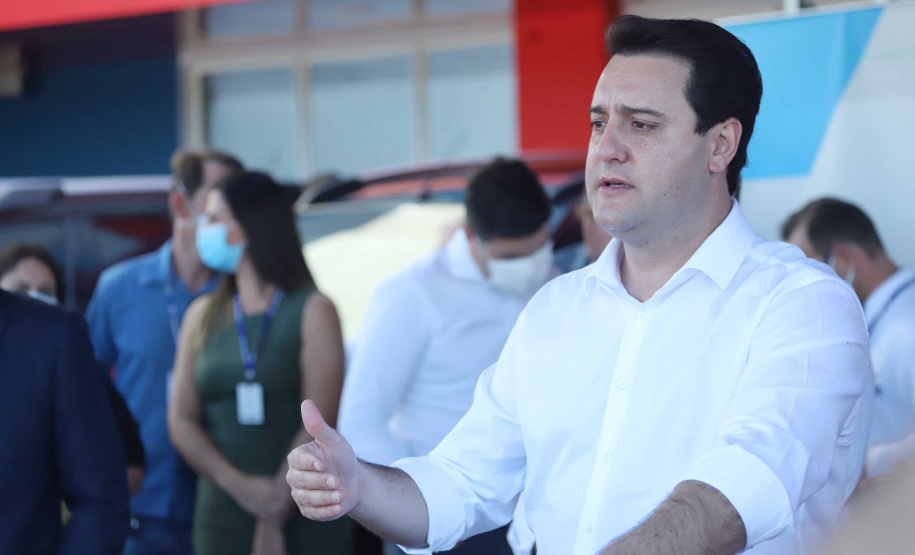 O Hospital Universitário do Oeste do Paraná, em Cascavel, ganha reforço para o atendimento de pacientes com a Covid-19 na região. Passa de 10 para 30 o número de leitos de Unidade de Terapia Intensiva (UTI). Os leitos de enfermaria serão ampliados de 20 para 32. A medida foi confirmada pelo governador Carlos Massa Ratinho Junior, que esteve no HU do Oeste nesta sexta-feira (24) para acompanhar as ações de estruturação para enfrentamento ao novo coronavírus.