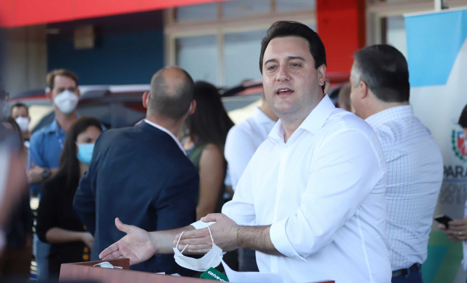 O Hospital Universitário do Oeste do Paraná, em Cascavel, ganha reforço para o atendimento de pacientes com a Covid-19 na região. Passa de 10 para 30 o número de leitos de Unidade de Terapia Intensiva (UTI). Os leitos de enfermaria serão ampliados de 20 para 32. A medida foi confirmada pelo governador Carlos Massa Ratinho Junior, que esteve no HU do Oeste nesta sexta-feira (24) para acompanhar as ações de estruturação para enfrentamento ao novo coronavírus.