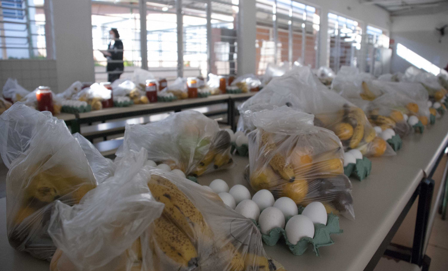 Escolas estaduais iniciam terceira entrega de kits merenda. Foto:SEED