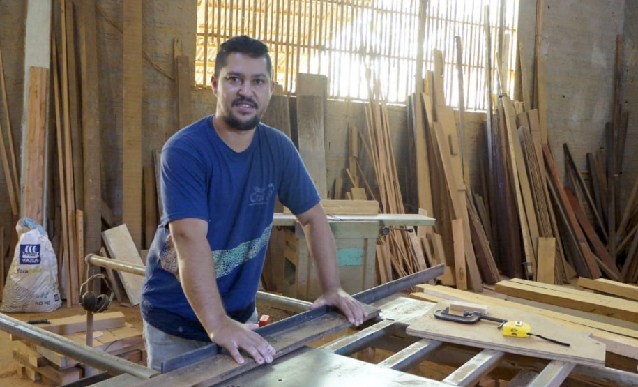 Os irmãos Osmar e Oziel Gomes Marques, moradores de São Tomé, no noroeste do estado, que são microempreendedores individuais (MEI) e ambos trabalham com produção de móveis feitos a partir de madeira de demolição, são exemplos da importância do crédito liberado pela Fomento Paraná.Foto: Fomento Paraná
