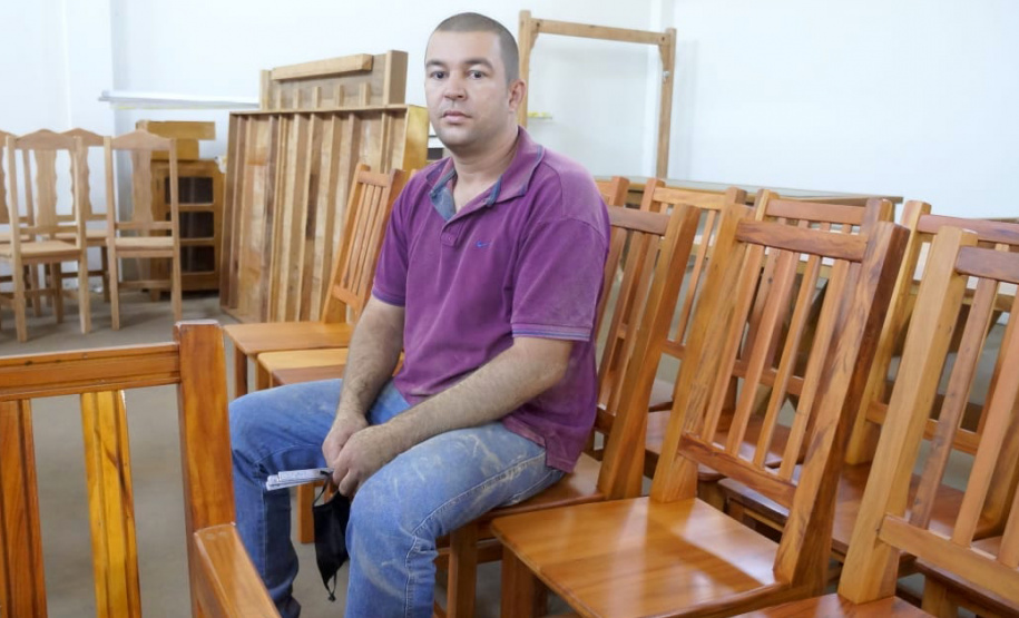 Os irmãos Osmar e Oziel Gomes Marques, moradores de São Tomé, no noroeste do estado, que são microempreendedores individuais (MEI) e ambos trabalham com produção de móveis feitos a partir de madeira de demolição, são exemplos da importância do crédito liberado pela Fomento Paraná.Foto: Fomento Paraná