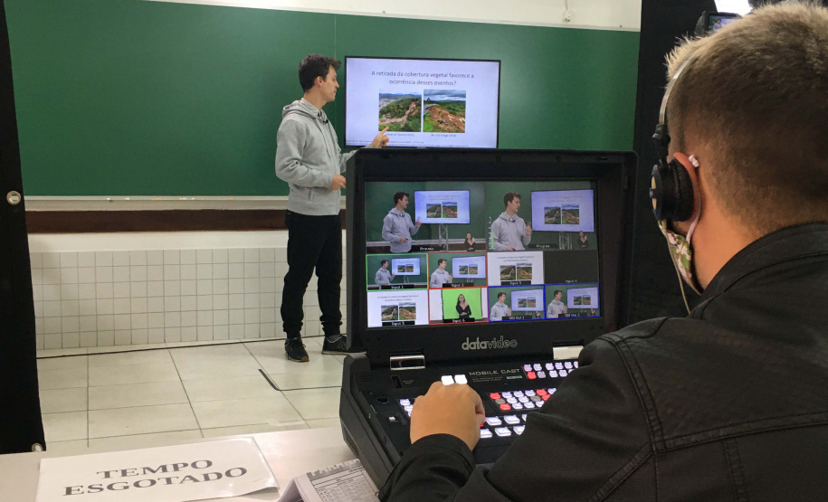 Desde o dia 06 de abril, os alunos da rede estadual de ensino no Paraná estão tendo acesso as videoaulas por três principais canais: a TV aberta, pelos multicanais da RIC TV no estado; pelo canal Aula Paraná, no Youtube; e pelo aplicativo Aula Paraná, disponível para Android e iOS. Foto:SEED