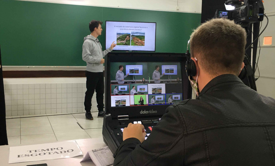 Desde o dia 06 de abril, os alunos da rede estadual de ensino no Paraná estão tendo acesso as videoaulas por três principais canais: a TV aberta, pelos multicanais da RIC TV no estado; pelo canal Aula Paraná, no Youtube; e pelo aplicativo Aula Paraná, disponível para Android e iOS. Foto:SEED