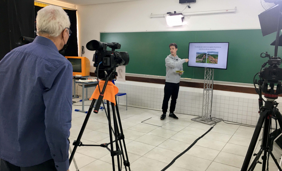 Desde o dia 06 de abril, os alunos da rede estadual de ensino no Paraná estão tendo acesso as videoaulas por três principais canais: a TV aberta, pelos multicanais da RIC TV no estado; pelo canal Aula Paraná, no Youtube; e pelo aplicativo Aula Paraná, disponível para Android e iOS. Foto:SEED