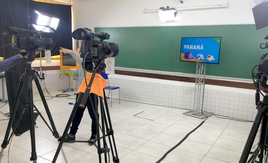 Desde o dia 06 de abril, os alunos da rede estadual de ensino no Paraná estão tendo acesso as videoaulas por três principais canais: a TV aberta, pelos multicanais da RIC TV no estado; pelo canal Aula Paraná, no Youtube; e pelo aplicativo Aula Paraná, disponível para Android e iOS. Foto:SEED